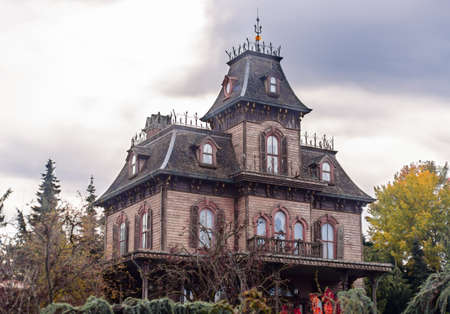Read more about the article Quels sont les secrets du Phantom Manor de Disneyland Paris ?