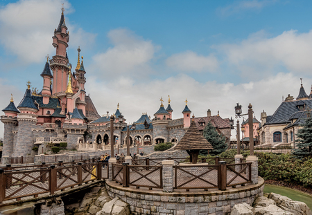 Lire la suite à propos de l’article MineDisney : Les attractions du Parc Disneyland Paris sur Minecraft :